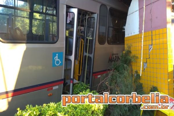 Ônibus coletivo perde controle e atinge rodoviária