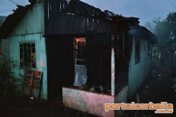 Incêndio destrói residência na rua Lilás