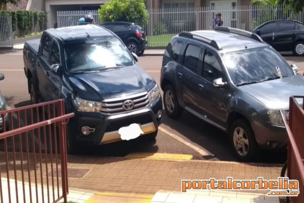 PM notifica veículos por estacionarem em rampas de acesso para cadeirantes