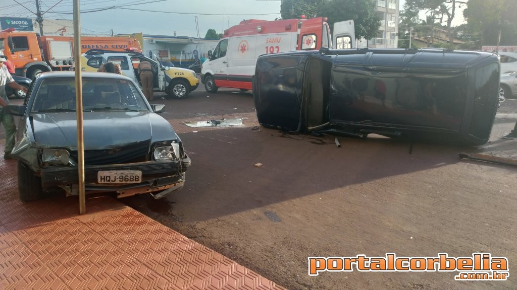 Colisão seguida de capotamento é registrada no centro