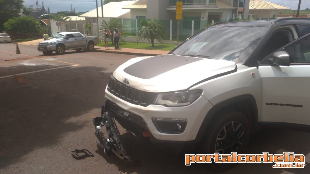 Colisão entre Jeep Compass e S10 é registrada na rua Cravo