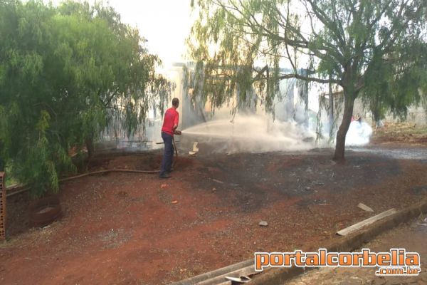 Casa fica destruída em incêndio na vila São José