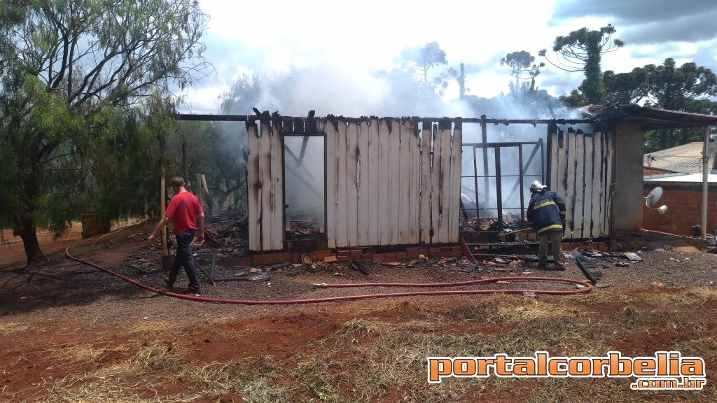 População organiza vakinha para ajudar mulher que perdeu casa em incêndio