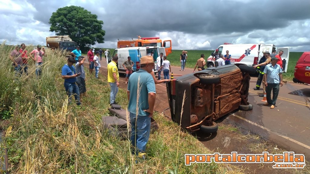 Capotamento deixa vítima em estado grave na PR474