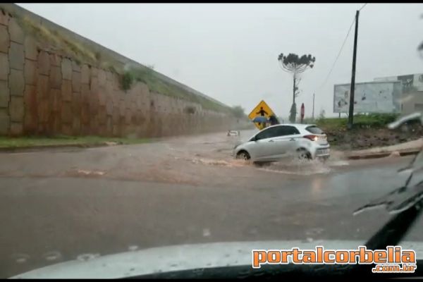 Após chuva forte, água invade residências 