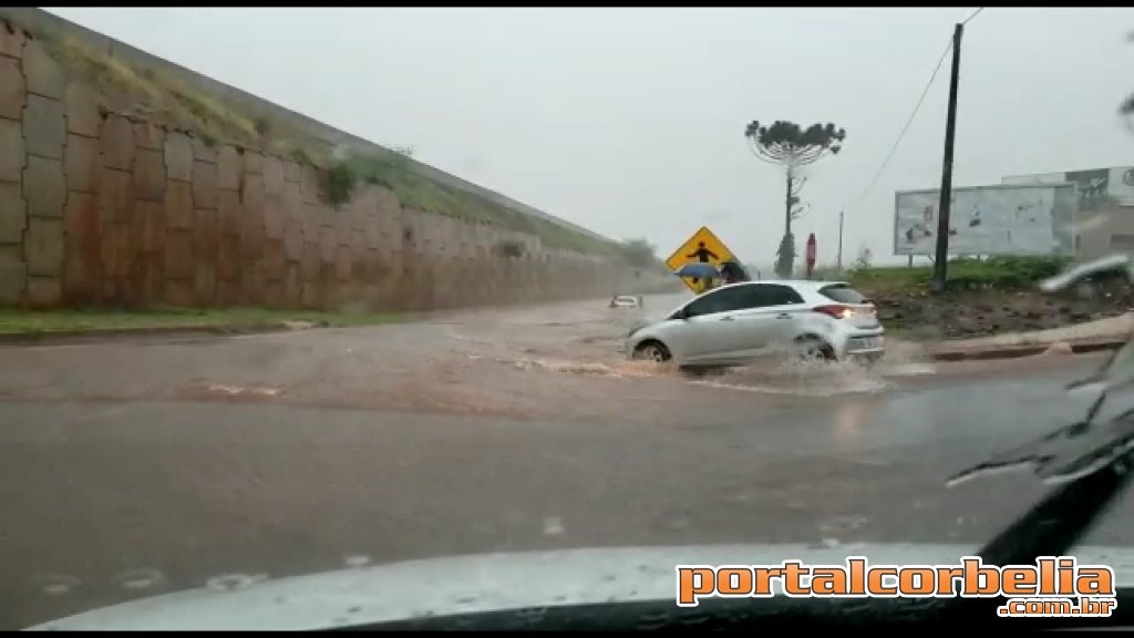 Após chuva forte, água invade residências 