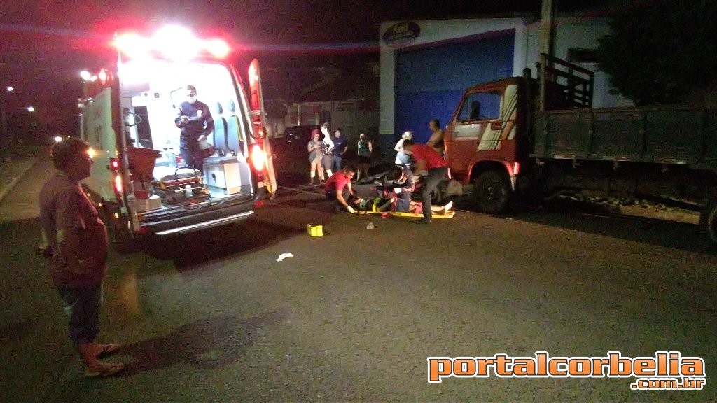 Jovem com bicicleta motorizada bate em caminhão estacionado