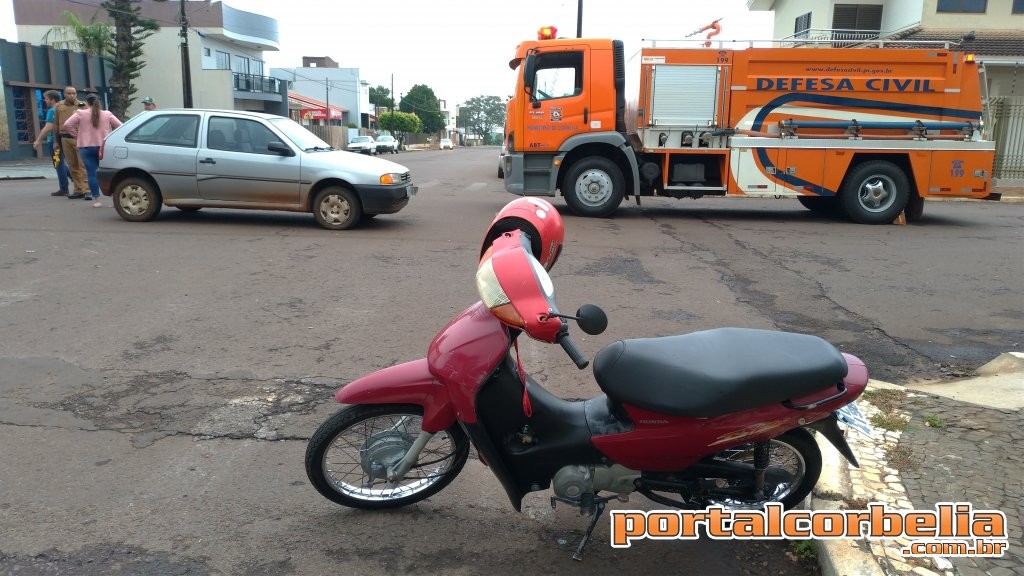 Motociclista perde controle e atinge veículo em preferencial