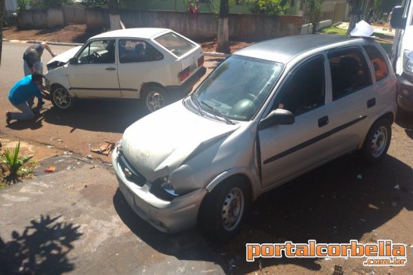 Colisão entre dois veículos é registrada na rua Açucena