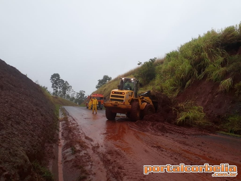 Queda de barreira interdita a PR474 em Iguatu