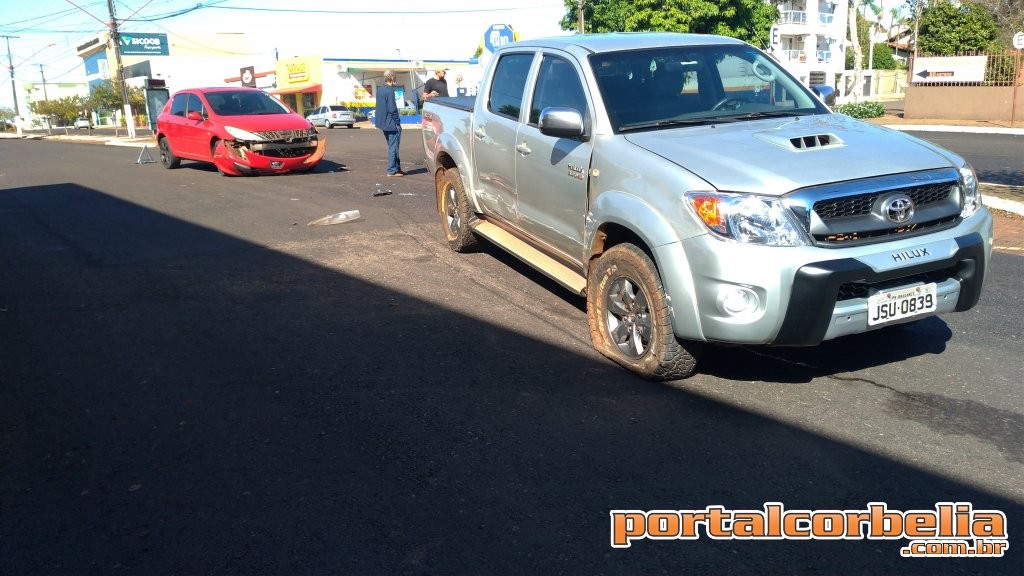 Colisão entre Hilux e Peugeot é registrada na Av. Santa Catarina