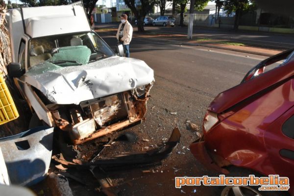 Motorista sofre mal súbito e atinge veículos estacionados 