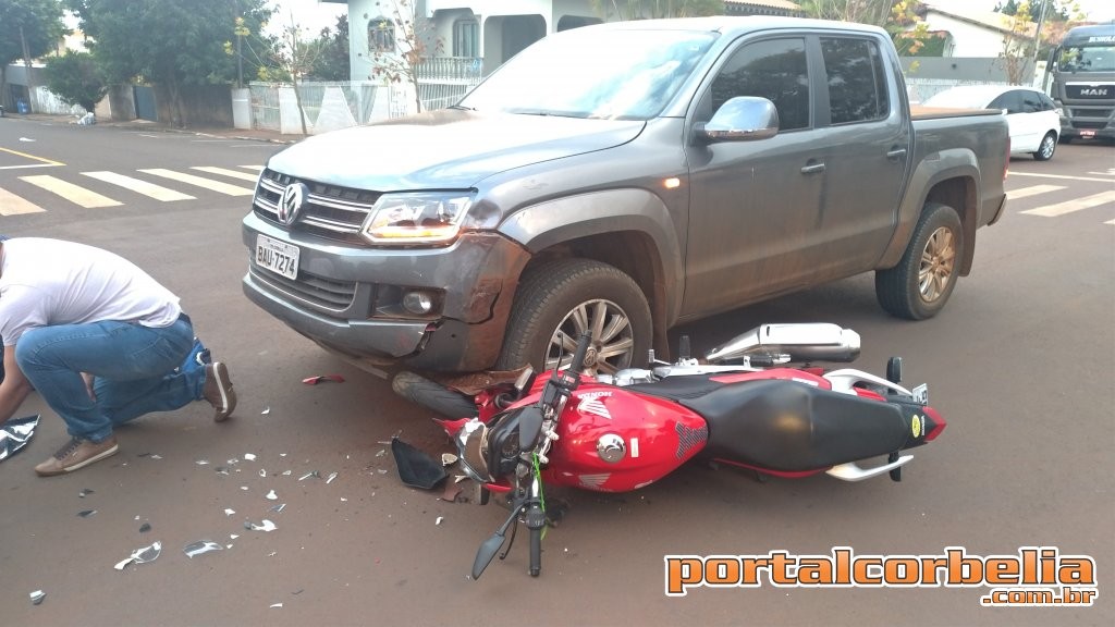 Colisão envolvendo caminhonete e moto na rua Rosa