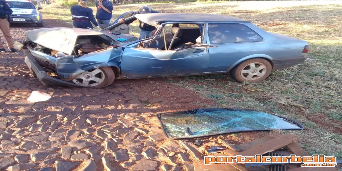 Condutor perde controle de veículo e atinge caminhão