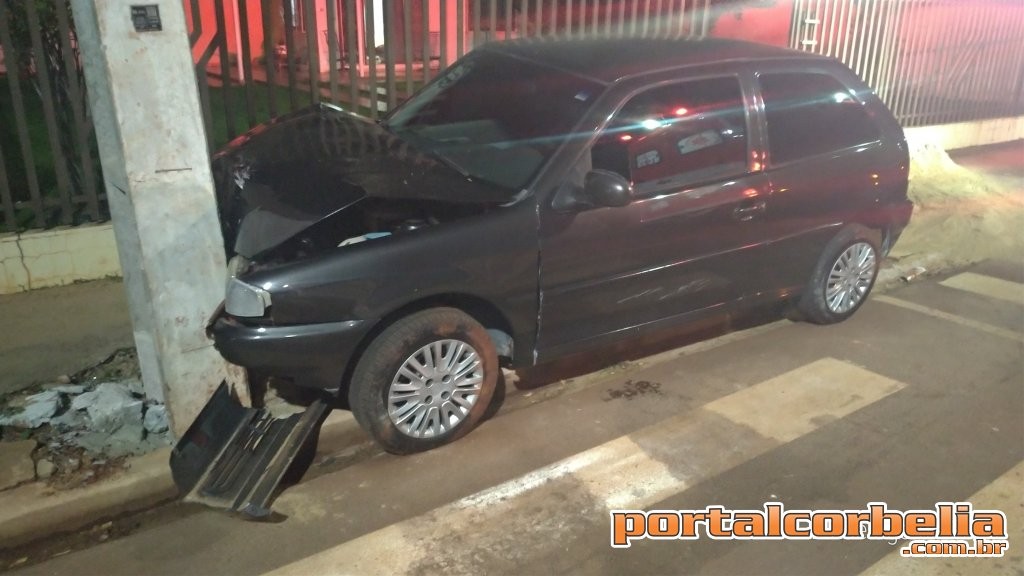 Gol atinge poste na avenida Rio Grande do Sul