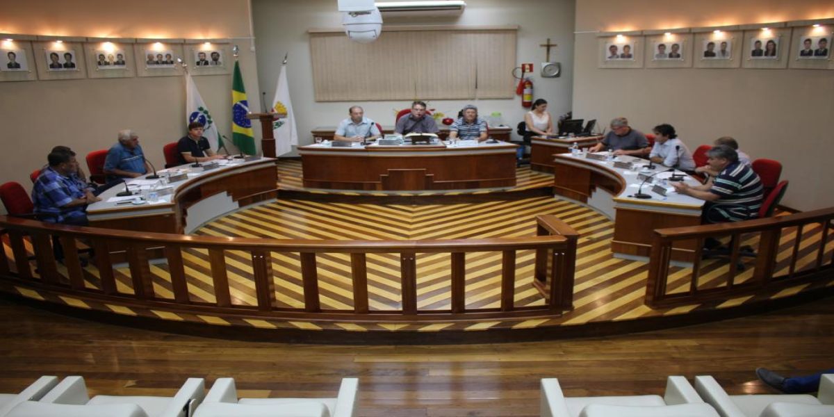 Mesmo agindo dentro da lei, vereadores de Corbélia recuam sobre reajuste de salários