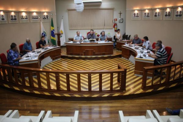 Mesmo agindo dentro da lei, vereadores de Corbélia recuam sobre reajuste de salários