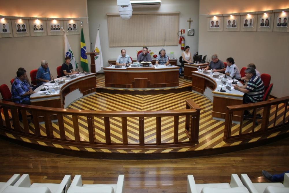 Mesmo agindo dentro da lei, vereadores de Corbélia recuam sobre reajuste de salários