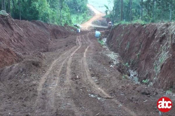 Segue firme a canalização na estrada Barra Bonita, em Corbélia