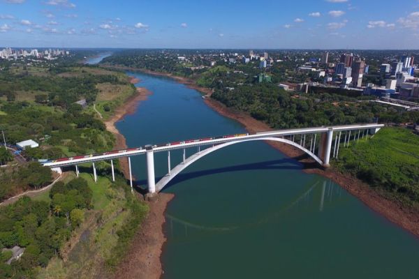 Brasil e Paraguai reabrem parcialmente suas fronteiras para comércio