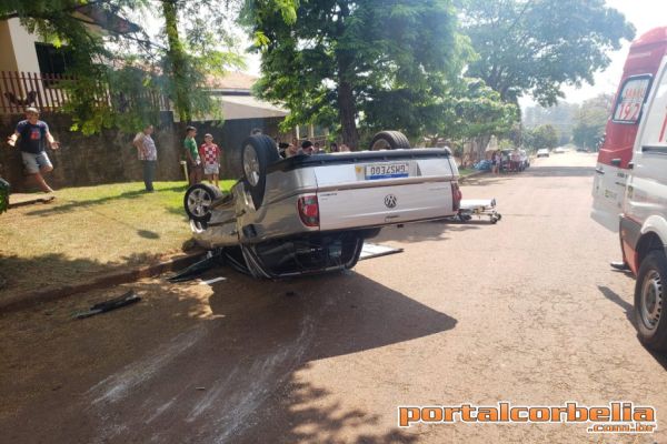 Após colisão, saveiro capota na rua Margarida