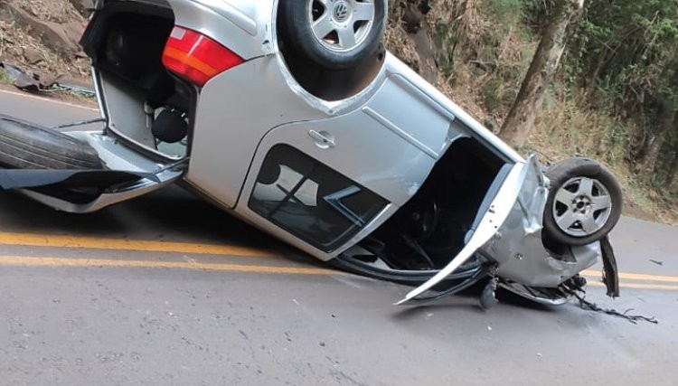 Carro com três pessoas capota na PR574 e deixa uma vítima em estado grave