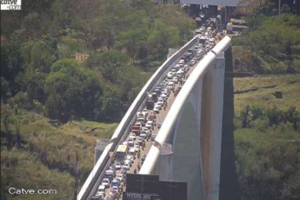 Turistas lotam Ponte Internacional da Amizade para seguir ao Paraguai