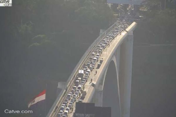 Brasileiros podem voltar a acessar Ponte Internacional da Amizade a pé