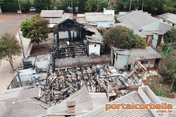 Imagens com drone mostram casas destruídas em incêncio