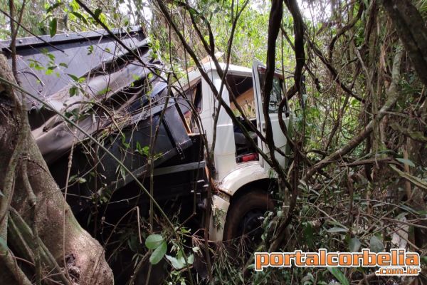 Homem morre em acidente com caminhão na PR573