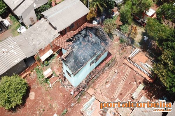 Casa fica destruída após incêndio na Vila Unida