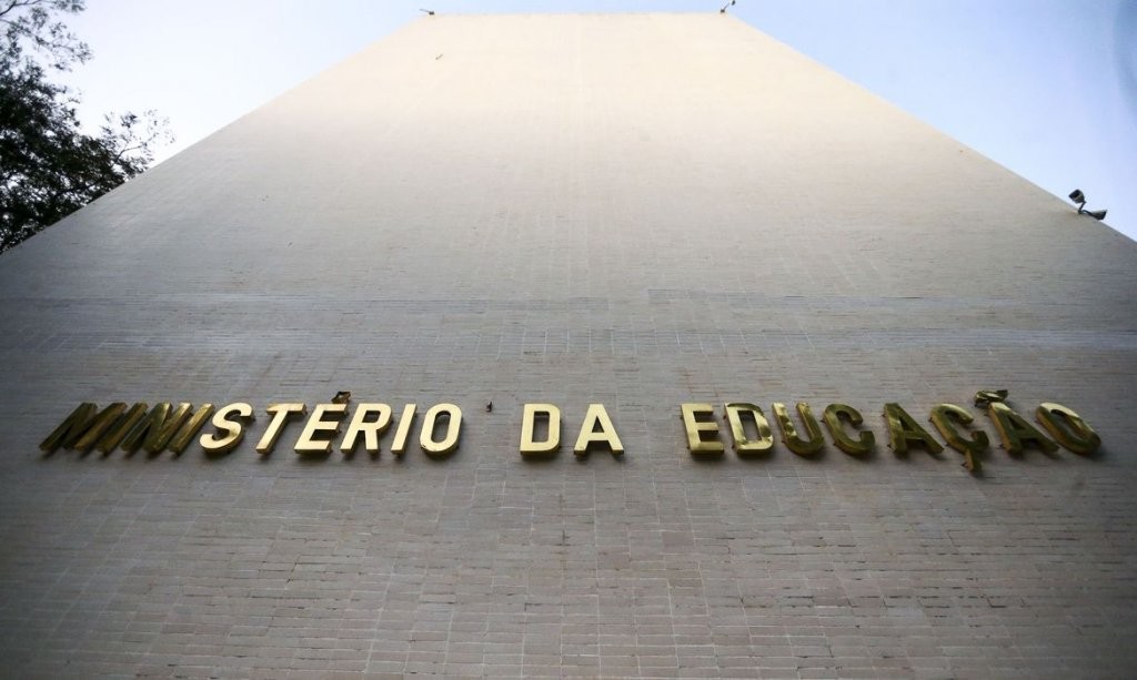 MEC determina volta às aulas presenciais a partir de janeiro