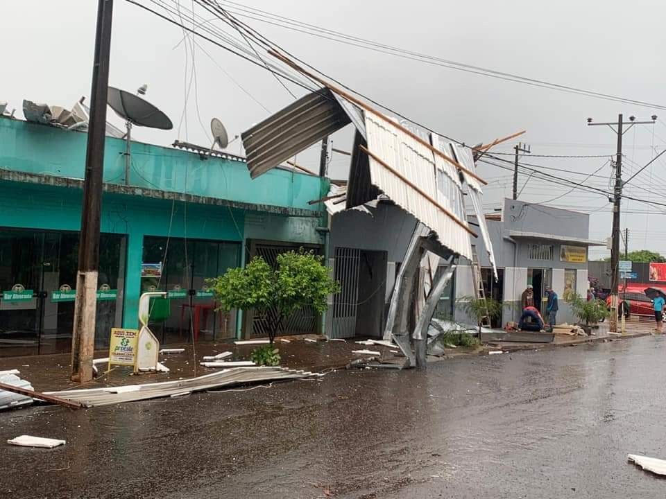 Vendaval atinge Anahy destelha casas e provoca destruição 