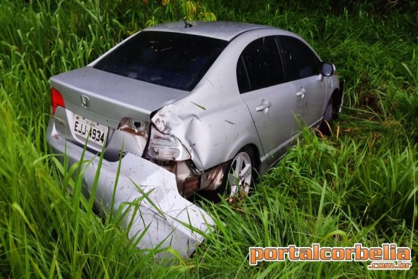 Honda Civic sai da pista após perder controle na BR369