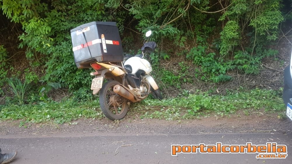 Entregador sofre queda de moto na PR573