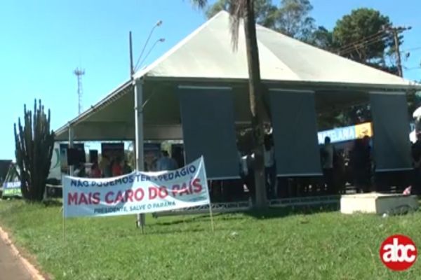 Manifestantes fazem protesto contra instalação de pedágio em Sede Alvorada