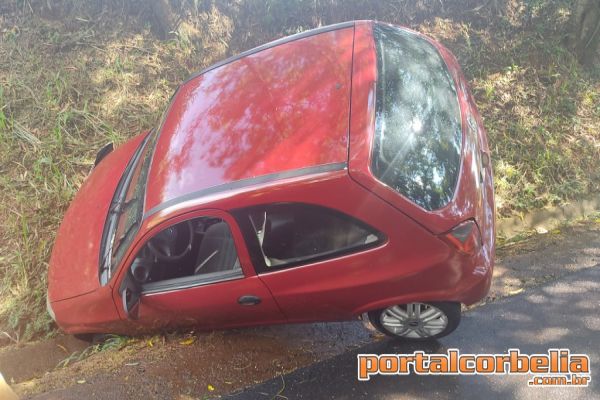 Celta cai em canaleta após condutor avistar equipe policial na PR573