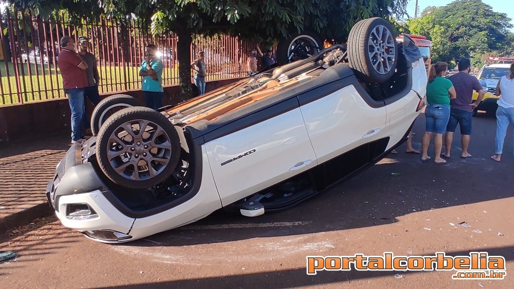 Jeep capota após colisão com palio na rua Gardênia