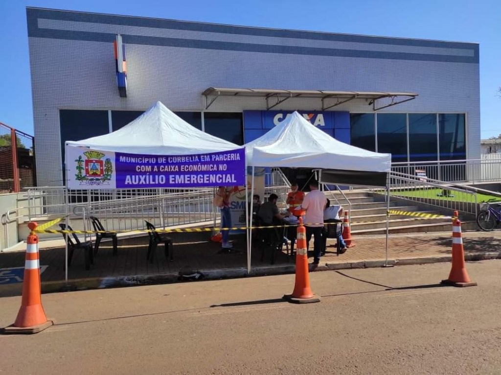 Servidores do Município orientam beneficiários do auxílio emergencial em agência bancária