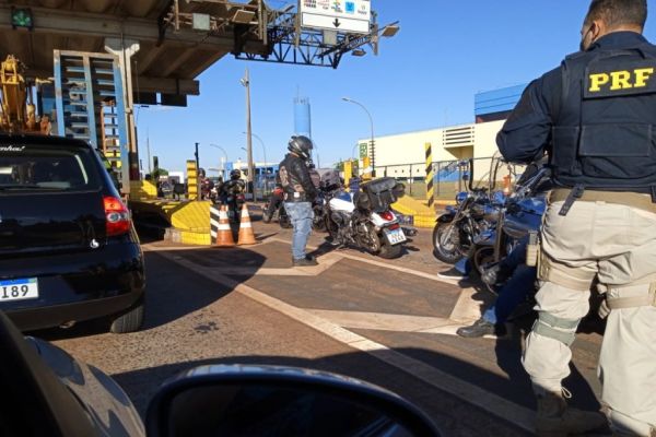 Motociclistas fazem manifestação no pedágio em Corbélia