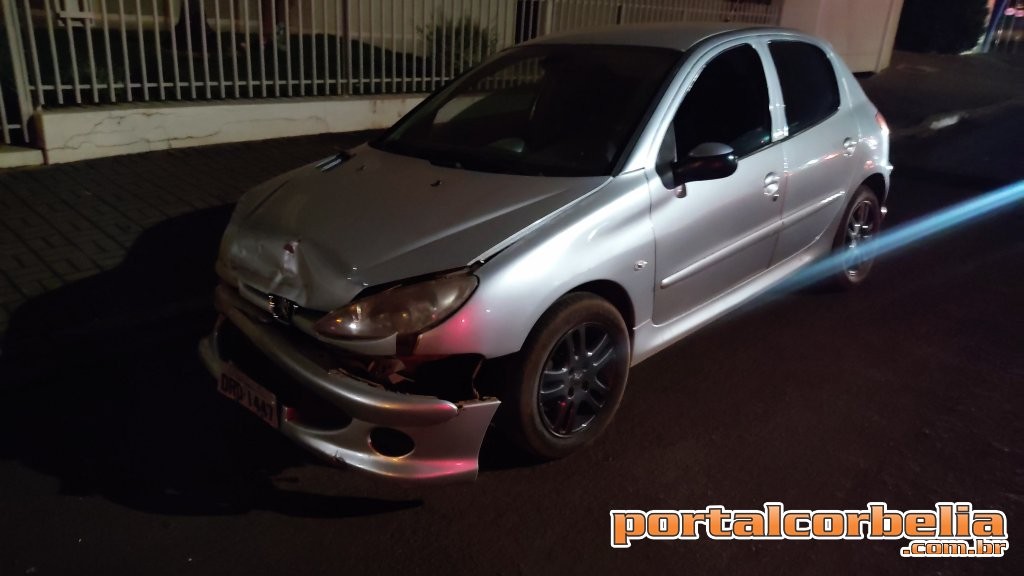 Peugeot atinge veículo estacionado na rua Margarida