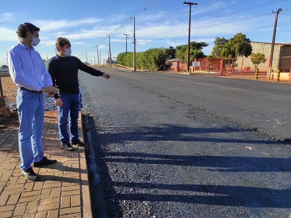 Prefeito de Corbélia visita obras de pavimentação na Avenida São Paulo