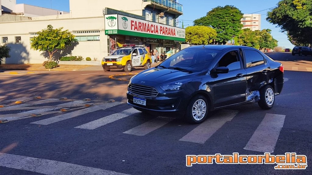 Chevette atinge Ford Ka em rotatória na rua Amor Perfeito