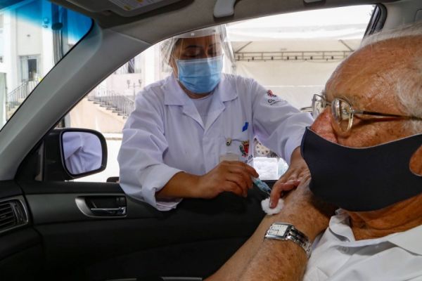 Com vacinação, idosos passam de maioria para um quarto dos pacientes que dão entrada nas UTIs