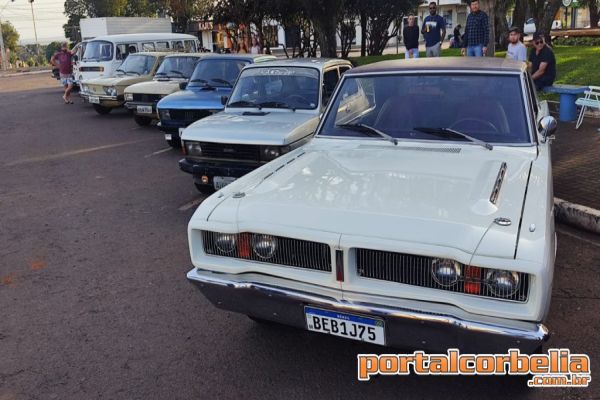 Grupo de amigos com carros antigos realizam encontro em Corbélia