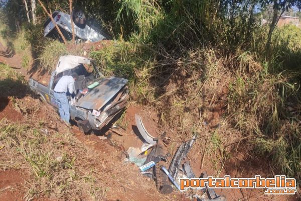 Colisão seguida de capotamento na BR369 em Corbélia