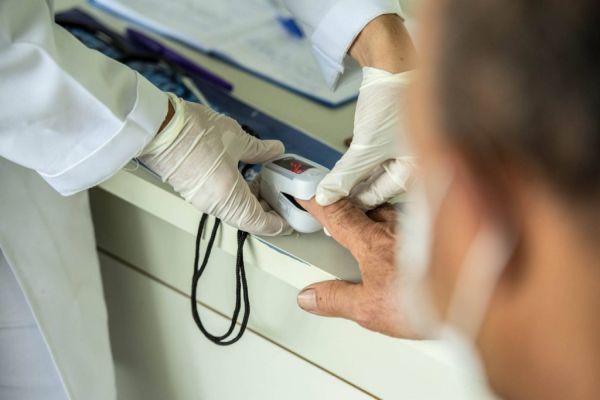 Taxa de transmissão chega ao menor índice do ano; ocupação das UTIs diminui para 81%