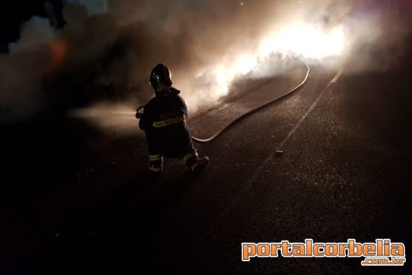 Incêndio a veículo é registrado na BR369 durante a madrugada em Corbélia