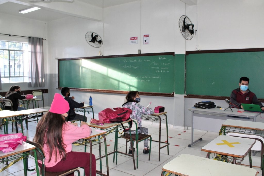 Saúde edita resolução e escolas do Paraná podem receber mais alunos por sala de aula