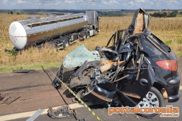 Veículo fica destruído em colisão frontal com carreta na BR369